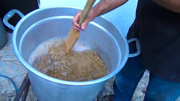 农夫在烤大麦后准备精酿啤酒。