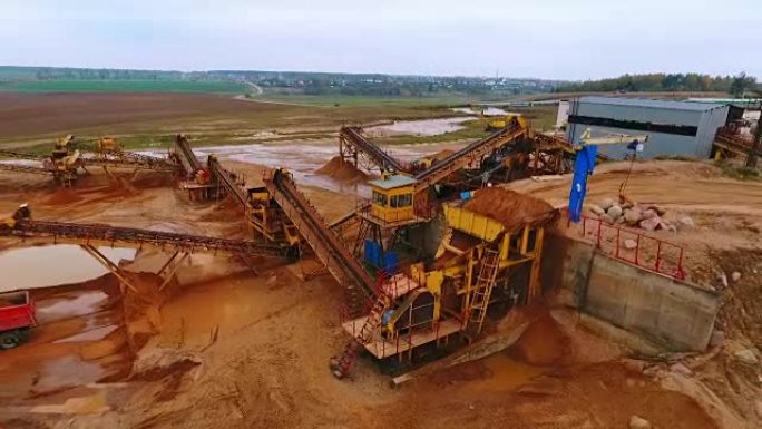 沙矿地区的采矿设备。采砂场的采矿输送机