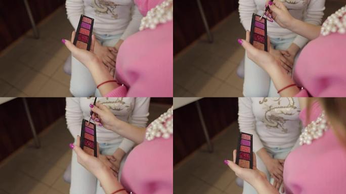 化妆品套装口红在女孩手中，特写。