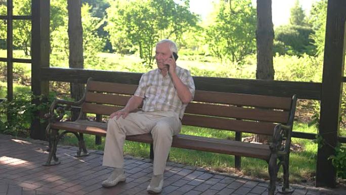 老人通过电话交谈。