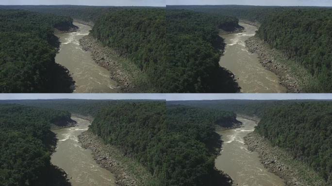 在伊瓜苏河上空飞行的空中镜头显示了大西洋森林的密度和大小，由红色相机影院4k分辨率制作
