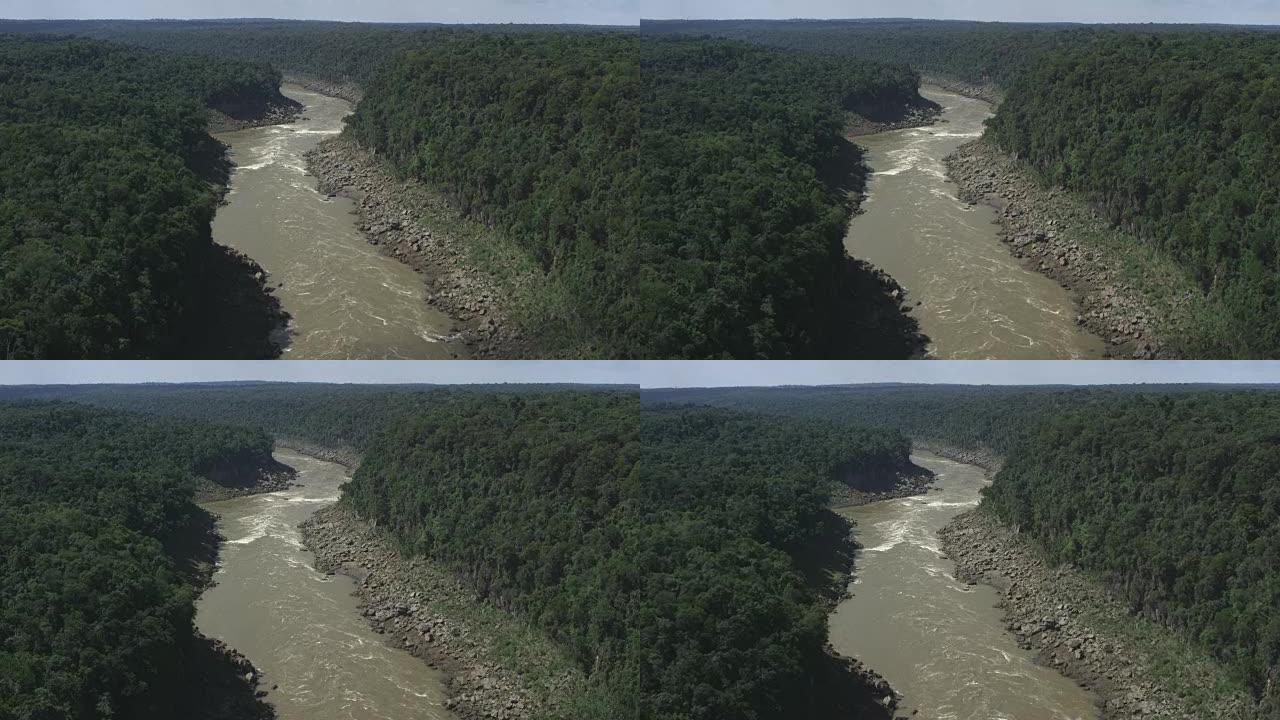 在伊瓜苏河上空飞行的空中镜头显示了大西洋森林的密度和大小，由红色相机影院4k分辨率制作