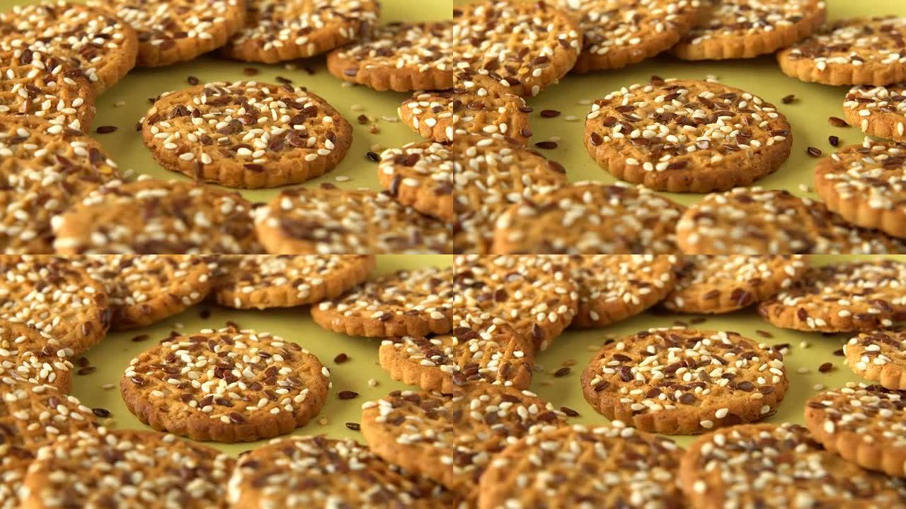 美味可口的新鲜出炉的自制饼干在绿色竹盘上旋转。循环