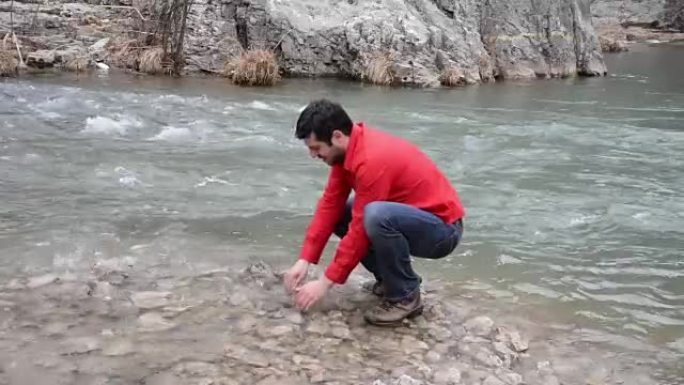 男子在河上洗脸