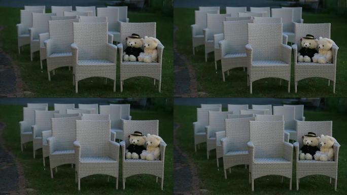 两只泰迪熊坐在椅子上。婚礼套装概念