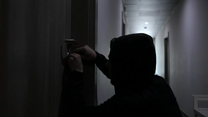 男子小偷因盗窃而打破公寓的门