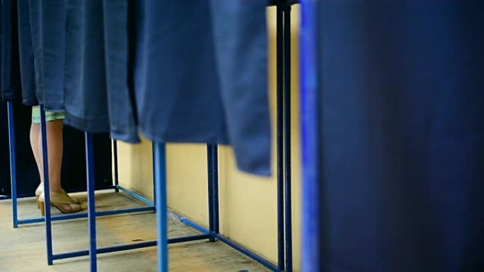 不认识的人在投票亭