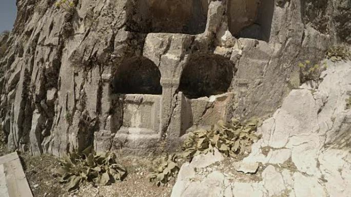 在萨加拉索斯古堡的岩石墓地上雕刻的坟墓