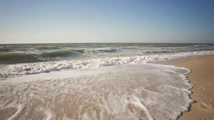 夏时碧海浪涛黄太阳沙