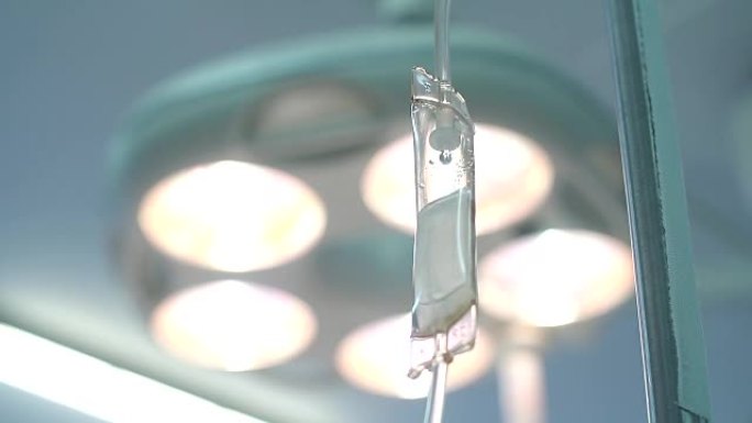 手术室随附灯背景上的滴管。