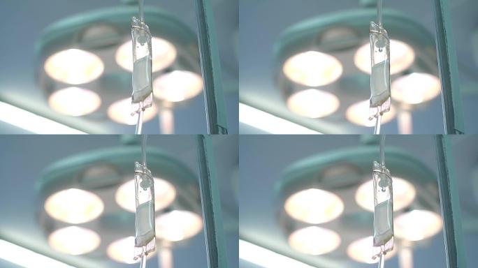 手术室随附灯背景上的滴管。