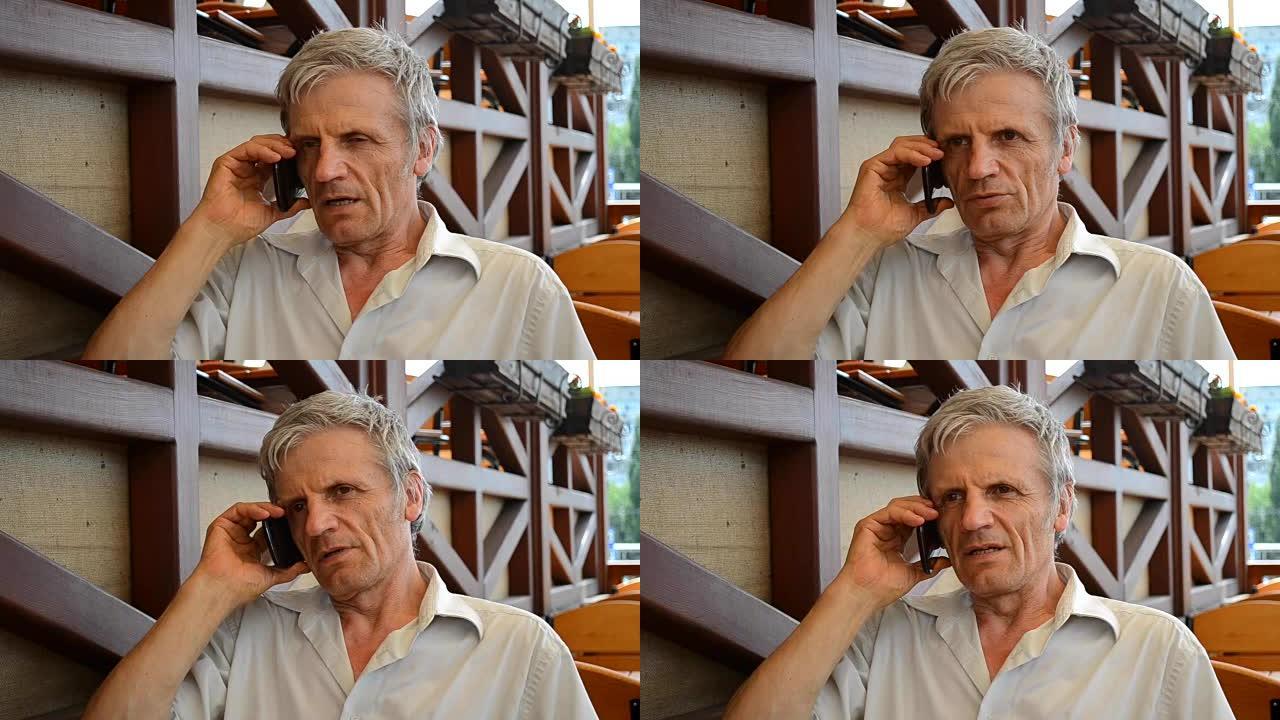 白发苍苍的老人在电话特写中交谈