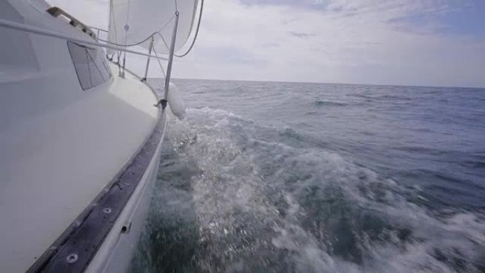 帆船在夏季安大略湖多伦多低角度速度波