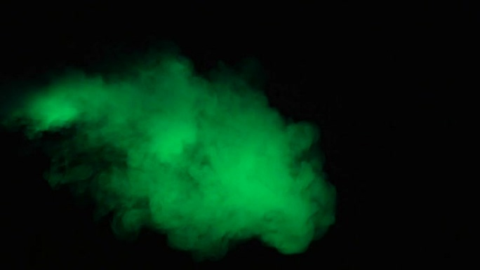 绿色的烟雾在黑色背景上移动