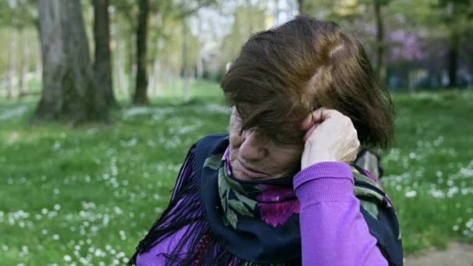 沮丧的老妇人: 悲伤的女人独自坐着: 问题，麻烦，孤独
