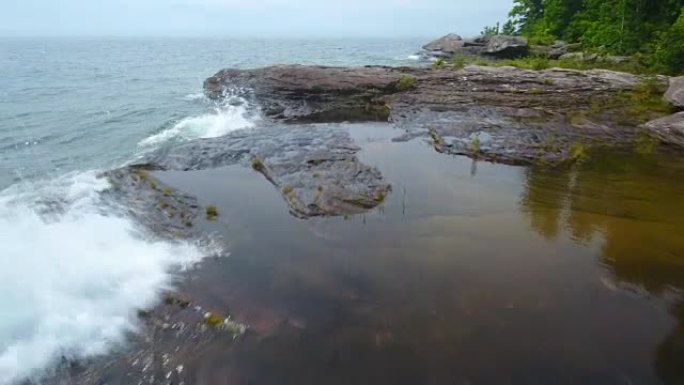强大的波浪在Michgian湖岸的岩石上砸碎