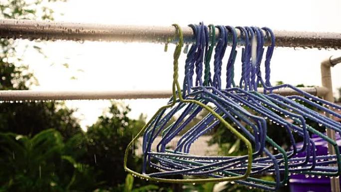 雨天湿晾衣绳上的衣架