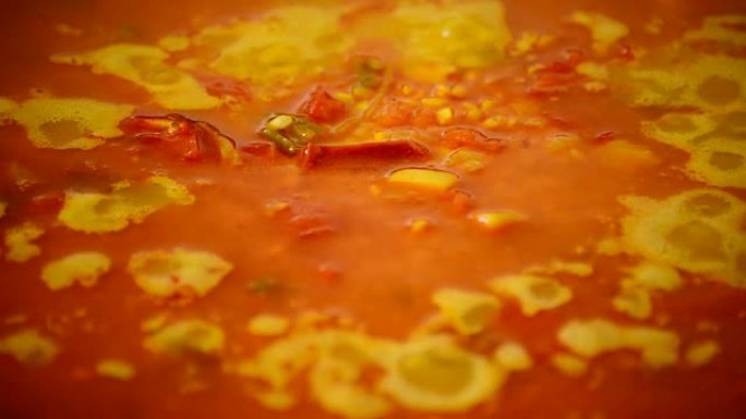 西班牙海鲜饭食物煮沸，番茄汤或酱汁煮沸，特写