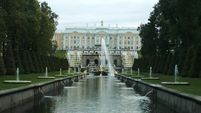 俄罗斯彼得霍夫的大皇宫和参孙喷泉的全景