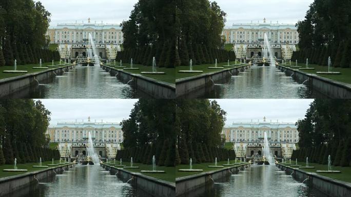 俄罗斯彼得霍夫的大皇宫和参孙喷泉的全景