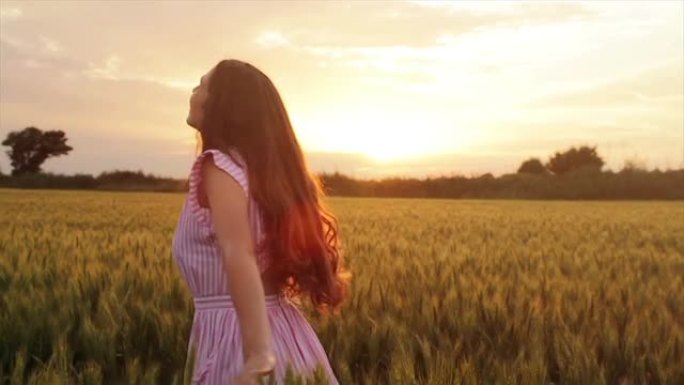 快乐快乐笑美女旋转跳跃日落场