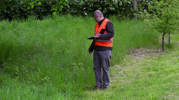 园林绿化经理在劣质割草附近写字