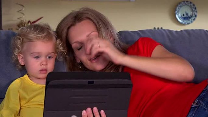 母亲与女儿在平板电脑视频对话中向父亲吹吻