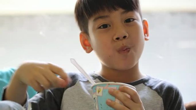 亚洲小孩吃他的冰淇淋