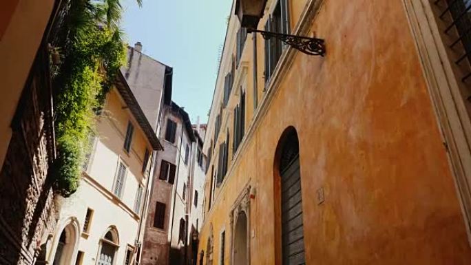 意大利罗马老城区美丽的狭窄街道。覆盖着常春藤的中世纪建筑。Steadicam射击