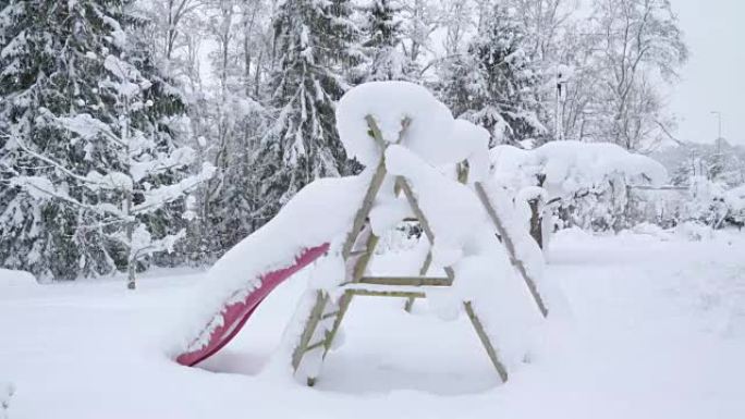 滑梯和秋千被雪覆盖