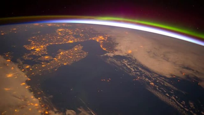 具有城市之光，恒星和极光的地球ISS视图