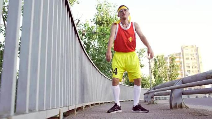 一个有趣，瘦弱的男人在慢跑前进行热身