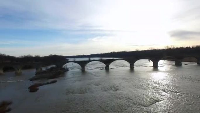 空中，摄像机向废弃的铁路桥移动