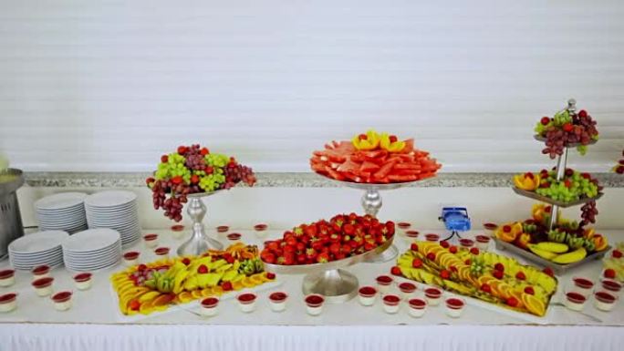 自助餐: 餐桌上的水果很漂亮