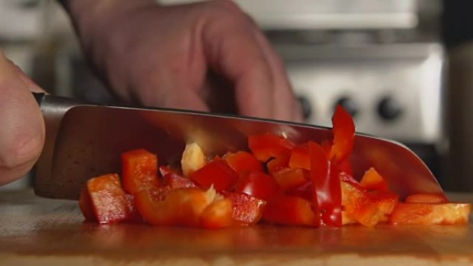 慢: 厨师的手用刀切了甜椒