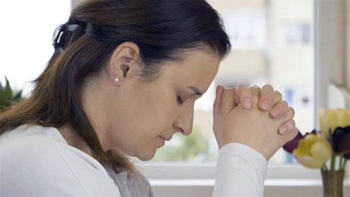 女人在虔诚的时光里祈祷