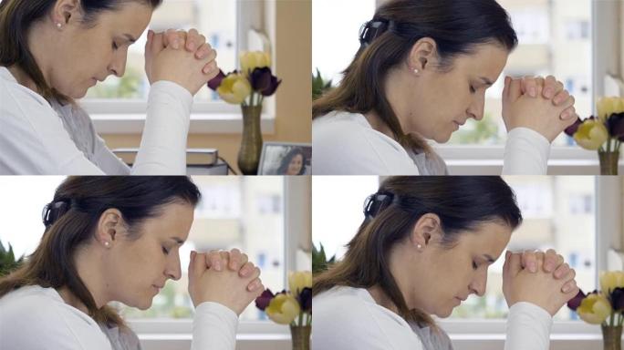 女人在虔诚的时光里祈祷
