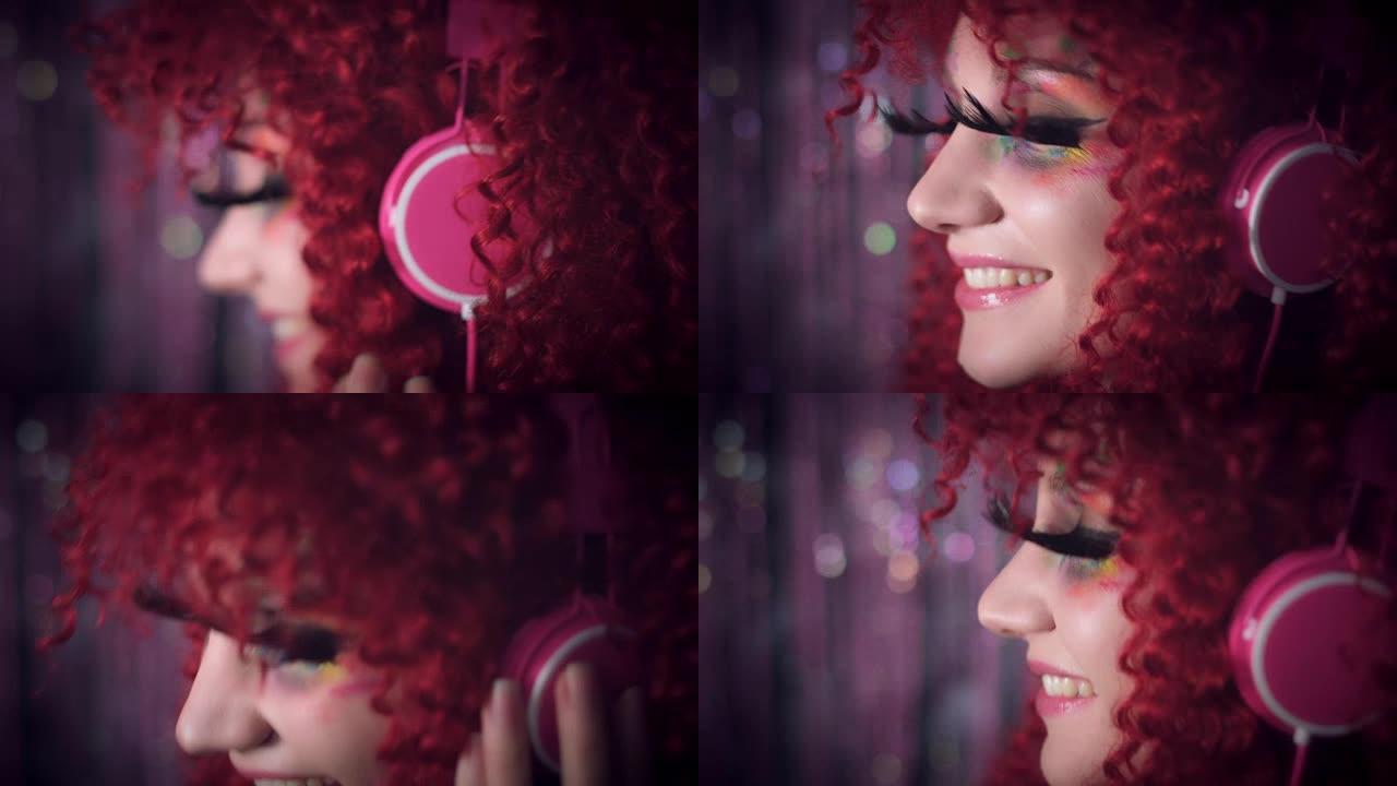 4k迪斯科红发性感女人戴着耳机听音乐，微笑着