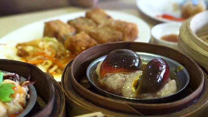 中国传统食品，蒸点心，竹托盘中的百胜茶