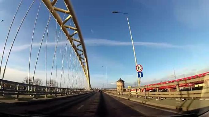 仪表板凸轮驾驶通过现代桥梁视点，波兰欧洲