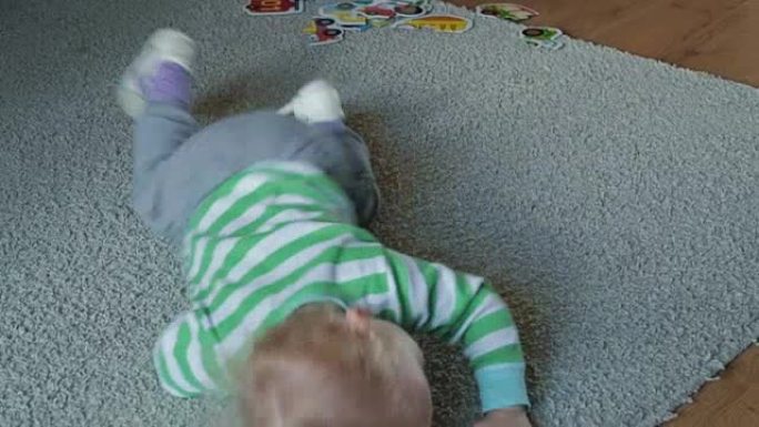 男孩在轻便的地毯上爬行