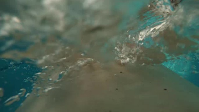 蛙泳: 运动员在游泳池游泳 (后视图-动作凸轮)