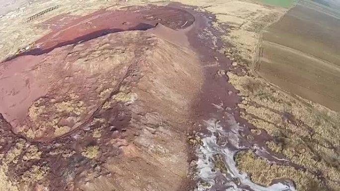 原磷酸盐化工厂的红色有毒残留物倾倒现场，形成人工小山，生态灾区，鸟瞰图