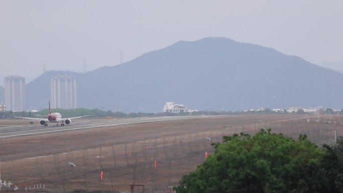 海南航空飞机在三亚凤凰机场起飞