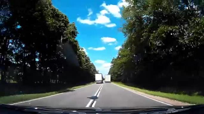 仪表板凸轮超车卡车在当地道路上驾驶POV，波兰欧洲
