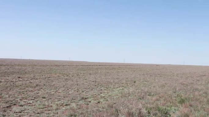 俄罗斯卡尔梅克共和国的沙漠草原对抗蓝天