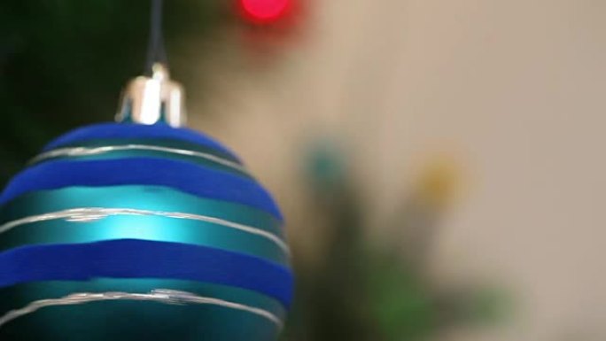 圣诞树上的一堆蓝色球
