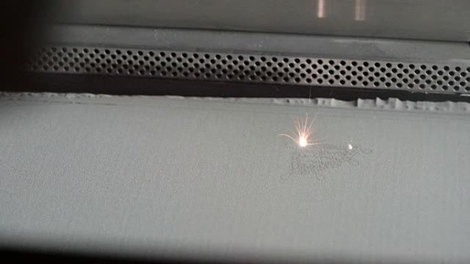工作期间的3D打印机。选择性激光烧结是一种增材制造技术，它使用激光作为电源来烧结粉状材料
