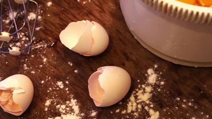 白锅里的生鸡蛋