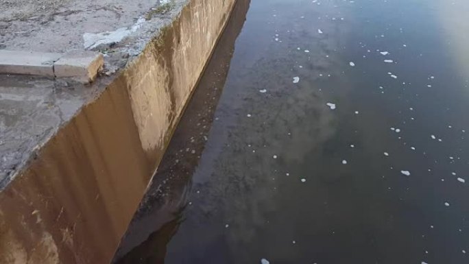 城市运河中的废水、污染和垃圾。